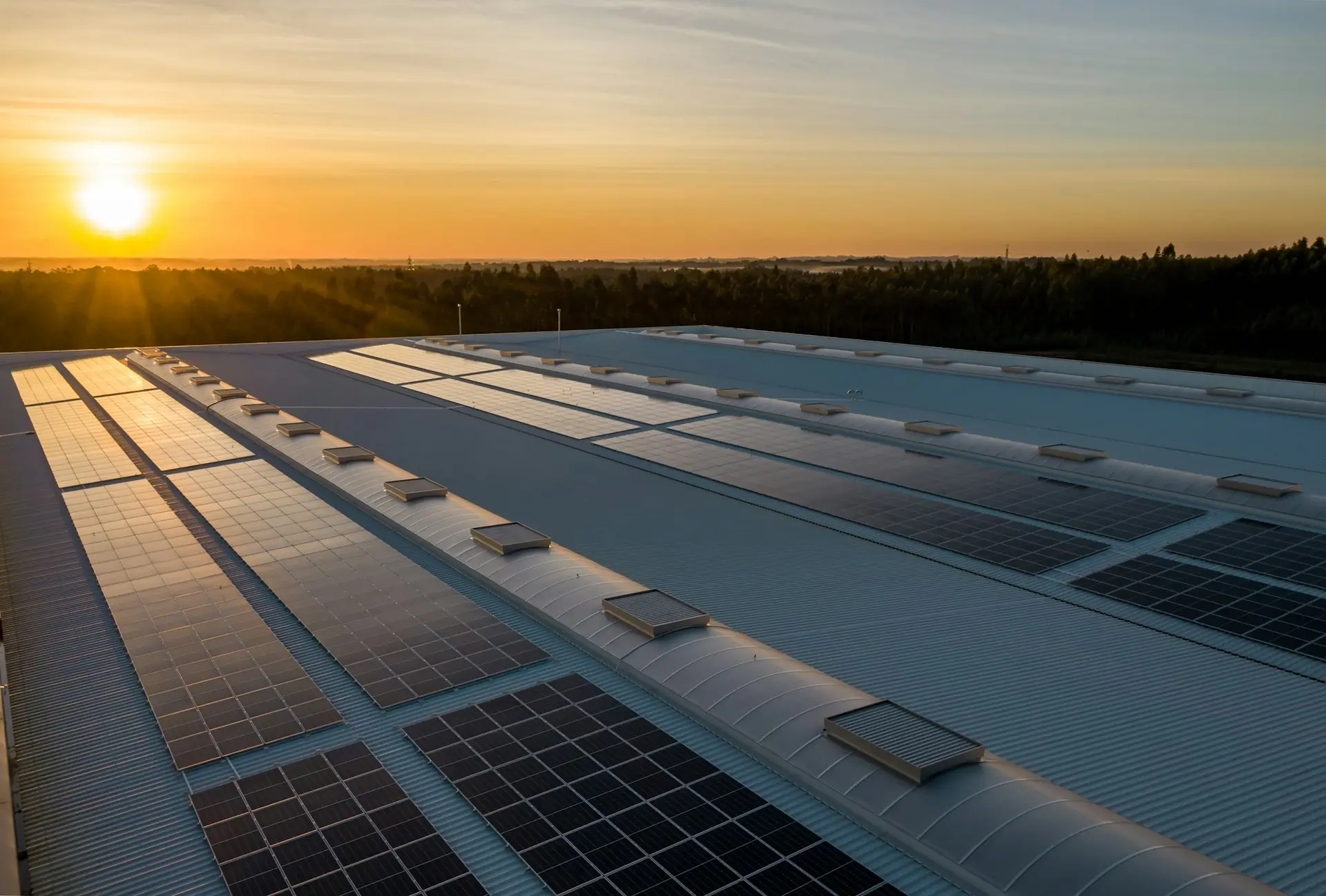 Immense toiture industrielle photovoltaïque vue par drone