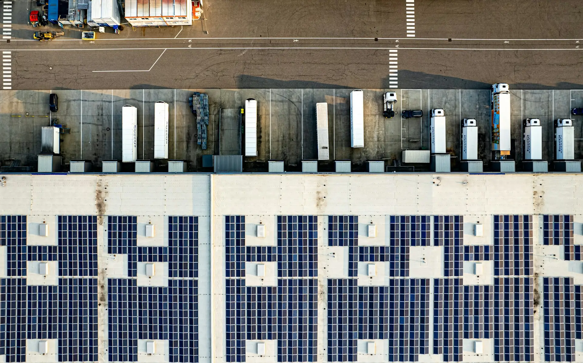 Vue aérienne d'un site logistique équipé de panneaux photovoltaïques
